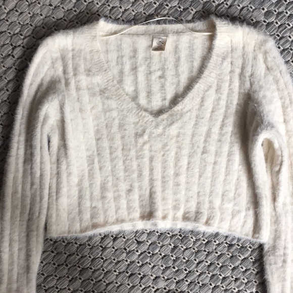 EUC Urban Outfitters Cropped Sweater szS worn once - Picture 6 of 6